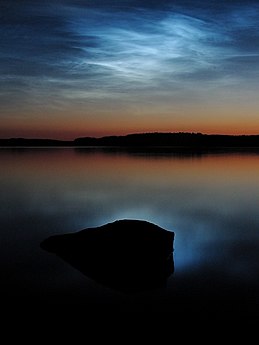 在塞马湖上空发生的夜光云