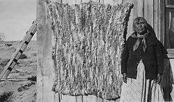 Mary Lowe mit einer gewebten Decke „aus 100 Kaninfellen“ (Volksgruppe der Paiute, USA 1937)