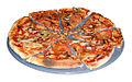 Pizza mit Tomaten, Käse, Pilzen und Zwiebeln