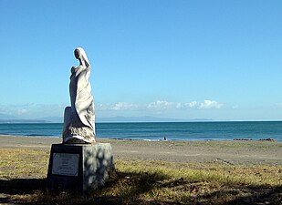 Escultura de abstraccionismo figurativo en la playa de Puntarenas.