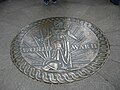 Un sigillo sul pavimento del memoriale che usa il modello della World War II Victory Medal