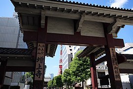 芝大門交差点の西にある増上寺大門