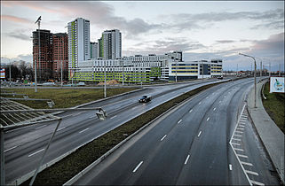 Edificios modernos y vías de comunicación en Minsk, Bielorrusia