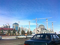Шали. Строящийся комплекс высотных зданий и мечеть им. Р. Кадырова.jpg