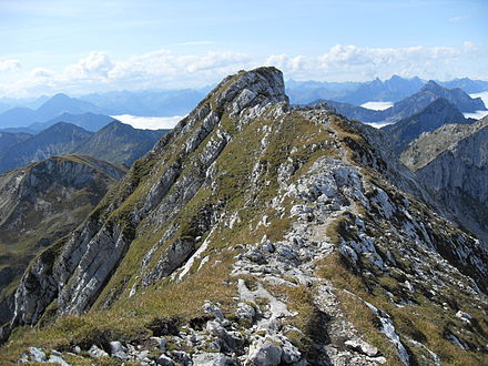 ebenfalls von der Hochplatte mit Talnebel über dem Lech, rechts der Säuling über den Wolken