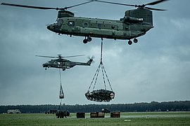 Luftverlastung eines Wiesels durch ein CH-47