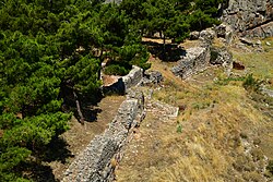Farsaloksen akropoliin muurien jäänteitä.