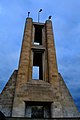 Monumento ai caduti di Como con iscrizione la città esalta con le pietre del carso la gloria dei suoi figli