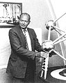 El ingeniero André Waterkeyn al lado de un modelo del Atomium en 1962.