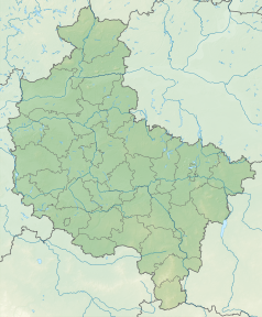 Mapa konturowa województwa wielkopolskiego, blisko centrum na prawo znajduje się owalna plamka nieco zaostrzona i wystająca na lewo w swoim dolnym rogu z opisem „Jezioro Powidzkie”