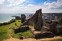 Hastings Castle, with the Pier and Town Centre in the background, and ایست‌بورن on the horizon