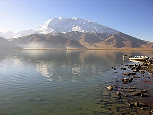 Kızılsu'da Muzdağ-Ata Dağı yakınındaki Karakul Gölü