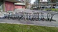 Geordnetes Abstellen vor einem Schulhaus in der Schweiz