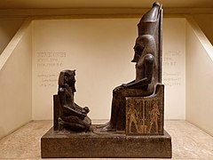 Faraon Horemheb kleči pred buginjo Atum