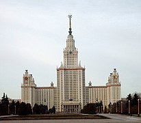 Universidad Estatal de Moscú (1949-1953), obra de Lev Rúdnev