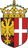 En 1550, les anciennes armes de Neuss (croix d'argent sur un écu rouge) sont combinées avec une deuxième moitié (aigle à deux têtes d'or sur fond noir), le tout surmonté de la couronne impériale.