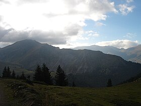 Целиот гребен и сртот на кој се наоѓа врвот Плат