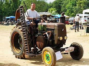 Faucheuse alternative (barre de coupe) portée latéralement sur un Vierzon 201. Type très répandu dans les années 1950-1960