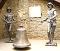 Gli automi originali chiamati Micheze e Jacheze della torre campanaria del comune di Trieste, esposti nel cortile del castello di San Giusto