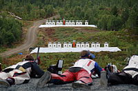 Competição de Tiro Stang na Landsskytterstevnet de 2007 na Noruega. O alvo mais próximo está a 155 metros, o mais distante a 221 metros.