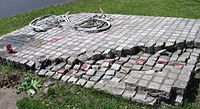 Une bicyclette détruite et les traces de chenille d’un char, monument à la mémoire des victimes de la répression de Tian’anmen à Wrocław, en Pologne.