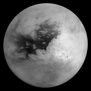 Titan (Satürn VI), Satürn'ün en büyük uydusudur. Hacmi Merkür'ün hacminden fazladır. Yoğun atmosferi olan tek bilinen uydu olan Titan'ın bu özelliği yüzeyinin doğrudan görüntülenmesini engeller. Ancak polarize kızılötesi dalgaboylarına duyarlı filtrelerle azot ve metan tabanlı atmosferinin ötesine geçilip yüzey görüntü alınabilmiştir. (Caldari uzay aracı, 2005) (Üreten: NASA)