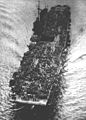 Operacja „Magic Carpet”, czyli masowe powroty żołnierzy amerykańskich do ojczyzny z Azji i Europy, tu zatłoczony do granic możliwości lotniskowiec USS „Saratoga”, który po zakończeniu wojny na Pacyfiku przewiózł w sumie 29 204 weteranów, więcej, niż jakakolwiek inna jednostka (ok. września 1945 roku)
