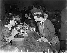 A ROYAL VISIT TO THE LEYLAND FACTORY, ENGLAND, UK, 1941 P397.jpg