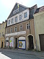 Wohnhaus mit Laden (originale Front) in geschlossener Bebauung