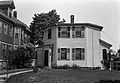 Maison modeste à ossature bois avec toit plat. Bevis Tucker House, Chelsea, Massachusetts.