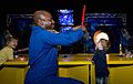 Melvin, en el centro, dispara un cohete para los jóvenes participantes en el evento 'Construye el futuro' patrocinado por LEGO en el Complejo para visitantes del Centro Espacial Kennedy.