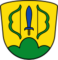 Gemeinde Aretsried In Gold über grünem Dreiberg ein senkrecht gestelltes blaues Schwert, beseitet von zwei einwärts gekehrten grünen Bögen.