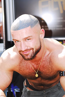 François Sagat na Folsom Street Fair 2006 v San Francisku.