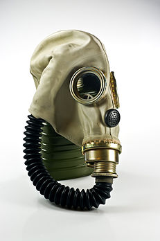 Masque à gaz standard de type MUA en usage dans l’armée polonaise durant les années 1970 et 1980. (définition réelle 3 104 × 4 672)