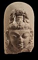 Linga à visage divin : le troisième œil sur le front symbolise l'omniscience de Shiva. VIIIe – IXe siècle. Calcaire, H. 25 cm. Inde du Nord