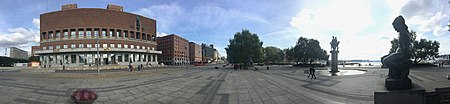 Rådhusplassen med fasader langs Rådhusgata og skulpturparken foran rådhuset. Foto: Fortegnet panorama september 2017