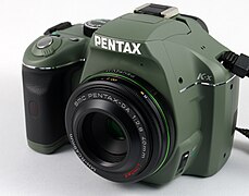 Pentax K-x vert olive avec objectif Pentax DA 40 mm f/2.8 Limited (pancake).