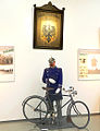 Politiemuseum: "Schupo" (straatagent) met een Pickelhaube op, bij zijn dienstfiets