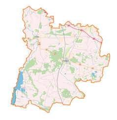 Mapa konturowa powiatu poddębickiego, w centrum znajduje się punkt z opisem „Parafia św. Katarzyny”