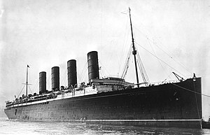 Lusitania pláva do New Yorku na konci panenskej plavby 13. septembra 1907