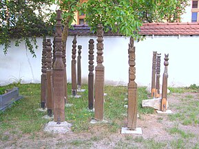 Stâlpi funerari în curtea bisericii