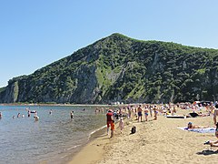 Plage de la baie de Roudnaïa en été.