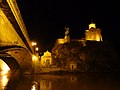 L'église et le pont Méthéki de la Vierge et la petite chapelle Saint-Dodo vus de nuit