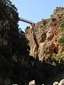 Brücke vom Wanderweg in der Schlucht gesehen