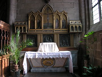 Trois panneaux de l'ancien jubé sur l'autel du Saint-Sacrement.