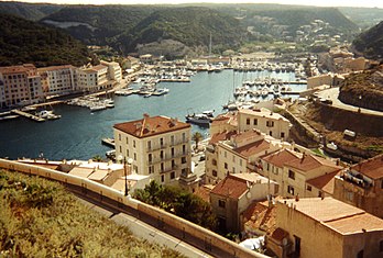 Vue du port de Bonifacio en Corse (France). (définition réelle 1 722 × 1 164*)