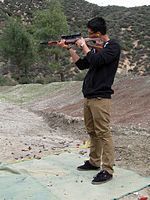 Tiro recreativo com um rifle Ruger 10/22 em Burro Canyon, Arizona, EUA.