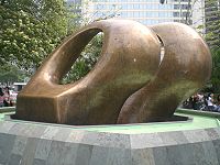 Double Oval (1977) - brons -, in de HK Connaught Garden in Hongkong