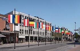 Leeuwarden, de vlaggen van de Europese Unie op de Stationsweg IMG 3726 2018-05-21 12.47.jpg