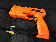 Pistola de luz gruesa de color naranja brillante con cables RCA negros conectados